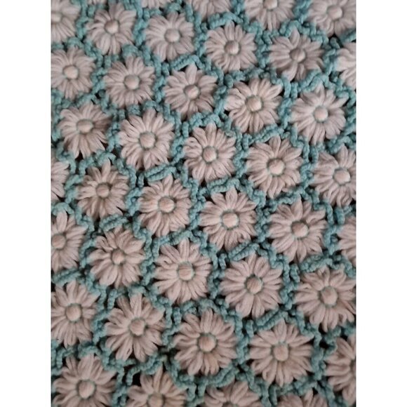 VTG Hand Crocheted 3D Daisy White and Teal Afghan Baby Blanket - Picture 2 of 3
